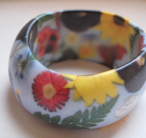 Bracciale in resina con fiori