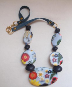 Collana con fiori, in resina