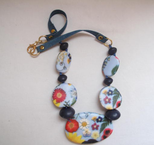 Collana con fiori, in resina